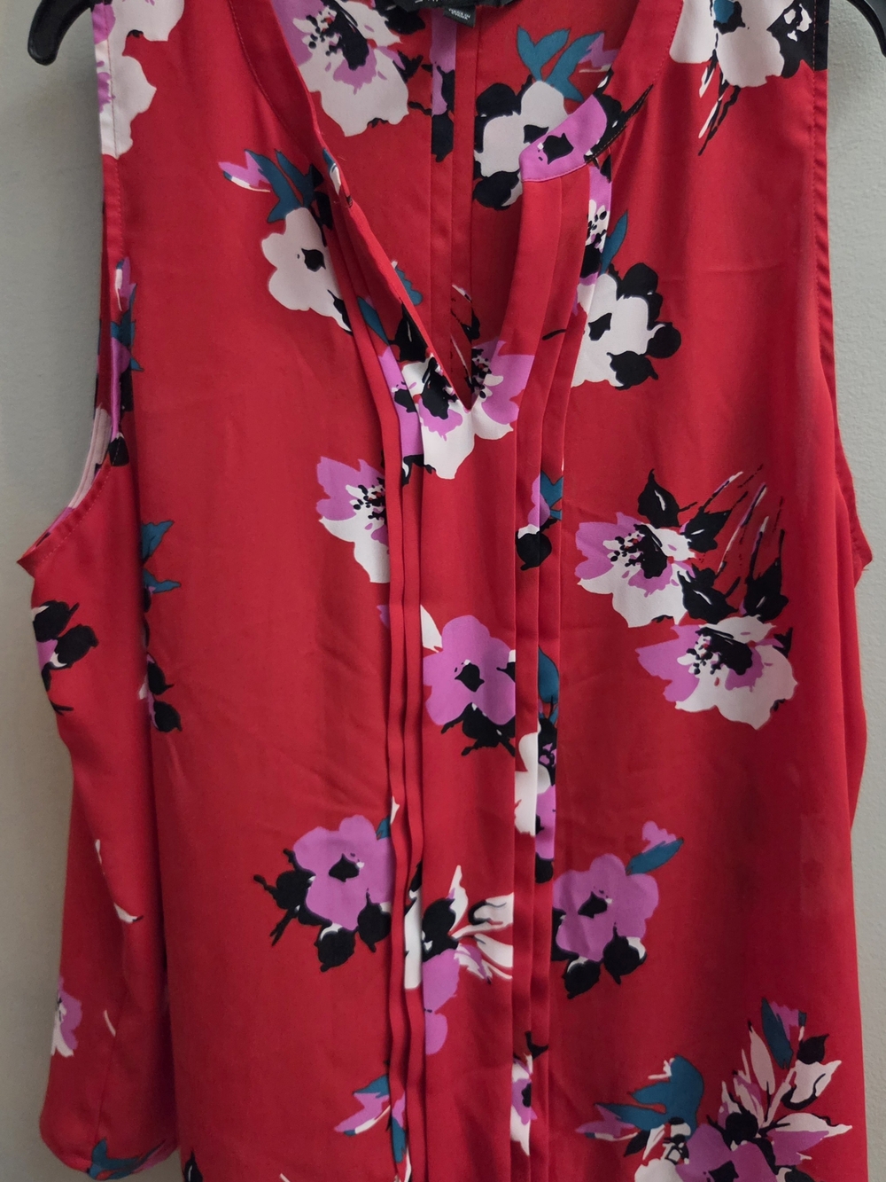 41 Hawthorn - Women's 2XL Red Floral Sleeveless V-Neck Top